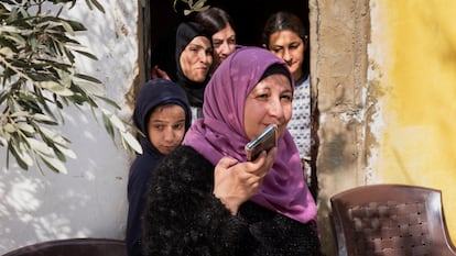 Rawda, en el horno donde prepara comida gratuita para 100 familias de la zona de Bar Elias, en el centro de Líbano. Avisa a sus comensales de la hora a la que estará listo el menú en un grupo de WhatsApp para que vengan con sus táperes. Detrás de ella, sus empleadas “y amigas” y la hija de Shahira, primera esposa de su actual marido. 