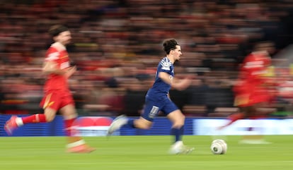 VItinha conduce el balón durante el partido que disputaron el PSG y el Liverpool en Anfield este martes