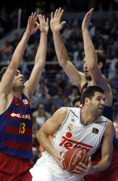 Reyes, entre Satoransky y Tomic.