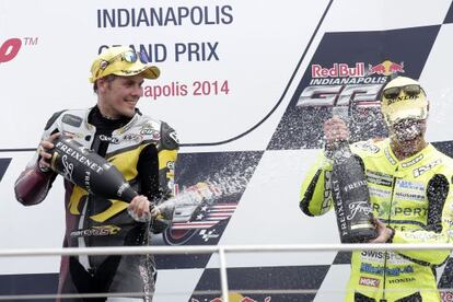 Mika Kallio celebra su triunfo con Dominique Aegerter.