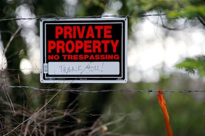 Un cartel colocado en la fachada de la vivienda de los duques de Sussex en Canadá en el que se puede leer "Propiedad privada. No pasar, gracias".