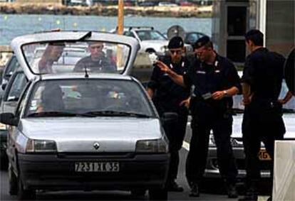 Los carabineros italianos inspeccionan vehículos procedentes de Francia.