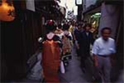 Mujeres vestidas con los tradicionales quimonos en una calle de Kioto, la antigua capital japonesa.