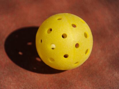La pelota utilizada en la práctica del 'pickleball'.