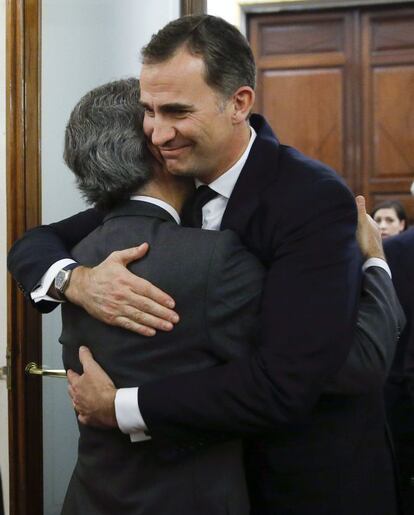 El príncipe Felipe abraza a Adolfo Suárez Illana, hijo del expresidente del Gobierno Adolfo Suárez.