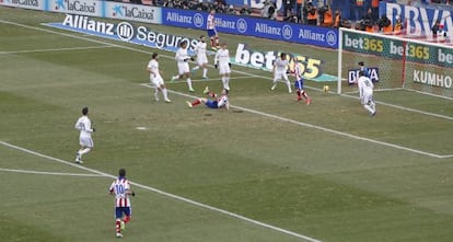 Saúl remata de chilena ante la mirada de siete jugadores del Madrid