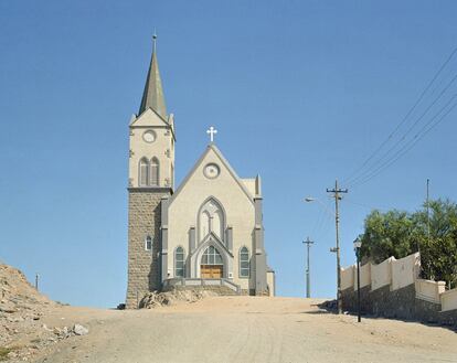 De la serie de fotografías 'Restos coloniales', destaca esta iglesia luterana en Namibia (1991). Ambos fotógrafos han recorrido el mundo buscando aquellos edificios y costumbres fotocopiadas de su lugar original para ser reproducidas en otros países.