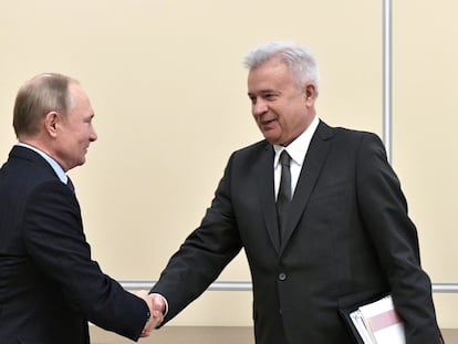Vladímir Putin con Vagit Alekpérov en Moscú, en enero de 2020.