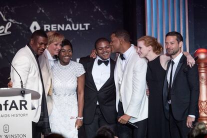 Will Smith besa a Danilo dos Santos, durante la subasta de la fundaci&oacute;n amfAR, organizada en Cannes.