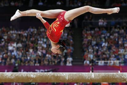 La china Huang Qiushuang durante un ejercicio de equilibrio en la final de gimnasia femenina por equipos.