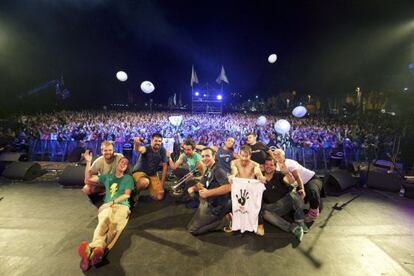 Miembros del grupo &#039;La Pegatina&#039; al t&eacute;rmino de su actuaci&oacute;n en el Womad Fuerteventura.