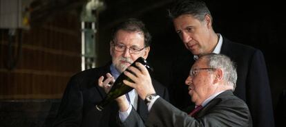 De izquierda a derecha, Rajoy, Albiol y Bonet durante la visita. El presidente del Gobierno, Mariano Rajoy, acompanado por Xavier Garcia Albiol, Andrea Levy y el presidente de las bodegas, Jose Luis Bonet visitan las Bodegas Freixenet.