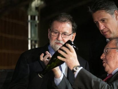 De izquierda a derecha, Rajoy, Albiol y Bonet durante la visita.  El presidente del Gobierno, Mariano Rajoy, acompanado por Xavier Garcia Albiol, Andrea Levy y el presidente de las bodegas, Jose Luis Bonet visitan las Bodegas Freixenet.