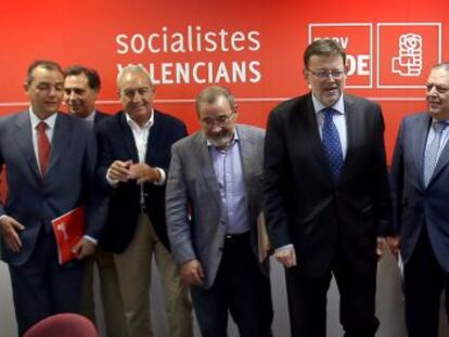 Ximo Puig, ayer, en la sede del PSPV-PSOE, con los representantes empresariales.