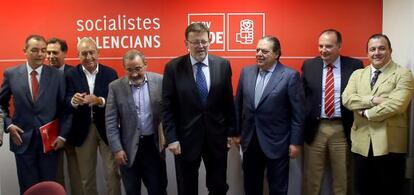 Ximo Puig, ayer, en la sede del PSPV-PSOE, con los representantes empresariales.