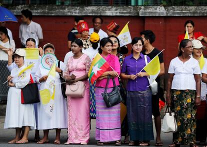 Católicos de Myanmar esperan al papa Francisco frente a la residencia del Cardenal Charles Maung Bo, arzobispo de Yangon, donde el papa se alojará durante su visita al país.
