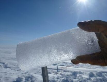 Cilindro de hielo con agua l&iacute;quida extra&iacute;do en una perforaci&oacute;n en Groenlandia.