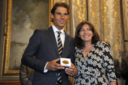 Rafael Nadal, con la medalla que le entreg&oacute; la alcaldesa de Par&iacute;s, Anne Hidalgo.
 