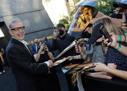 El actor Jeff Goldblum firma autógrafos a sus 'fans' en el estreno en Los Ángeles de 'Jurassic World Dominion' el pasado junio.