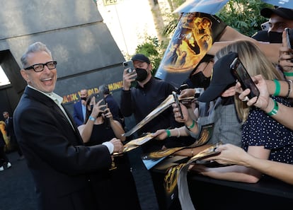 El actor Jeff Goldblum firma autógrafos a sus 'fans' en el estreno en Los Ángeles de 'Jurassic World Dominion' el pasado junio.