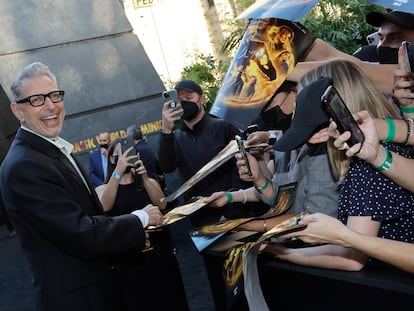 El actor Jeff Goldblum firma autógrafos a sus 'fans' en el estreno en Los Ángeles de 'Jurassic World Dominion' el pasado junio.