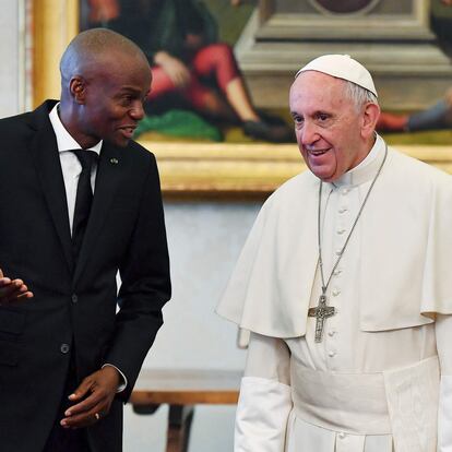 (FILES) In this file photo Pope Francis (C) listens to Haitian President Jovenel Moise (L) while his wife Martine Marie Etienne Joseph smiles, during a private audience on January 26, 2018 at the Vatican. - Haiti President Jovenel Moise was assassinated and his wife wounded early July 7, 2021 in an attack at their home, the interim prime minister announced, an act that risks further destabilizing the Caribbean nation beset by gang violence and political volatility. Claude Joseph said he was now in charge of the country and urged the public to remain calm, while insisting the police and army would ensure the population's safety. "The president was assassinated at his home by foreigners who spoke English and Spanish," Joseph said of the assault that took place around 1:00 am (0500 GMT) and left the president's wife hospitalized. (Photo by ALBERTO PIZZOLI / AFP)