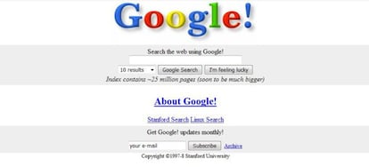 La página web Way Back Machine permite descubrir cómo eran algunas de las webs más conocidas cuando se crearon. A través de un calendario, se pueden localizar capturas de pantalla de sus primeras versiones. En 1998, el logo de Google ya tenía los colores que le caracterizan, pero le acompañaba un signo de exclamación al final. Este diseño duró muy poco: solo un año después, sus creadores apostaron por un rediseño profesional de su logotipo, eliminaron la exclamación y cambiaron la tipografía. El buscador ya ofrecía la opción "voy a tener suerte" y daba la posibilidad de seleccionar el número de resultados que el usuario quería consultar. Hace casi 20 años, el buscador indexaba 25 millones de páginas y prometía que pronto se haría más grande. En 2008, Google ya rastreaba en un billón de webs.