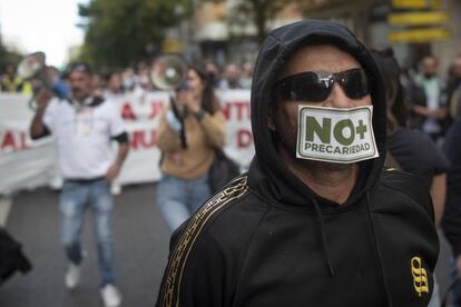 Un trabajador se coloca en la boca una pegatina que dice: "No más precariedad", durante la manifestación del metal en Cádiz.