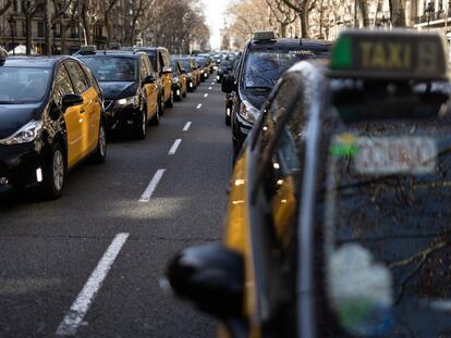 La protesta de taxistas colapsa el centro de Barcelona