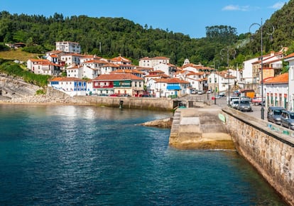 El puerto de esta pequeña villa marinera fue el primero que pisó el emperador Carlos V cuando llegó a la Península. Declarado conjunto histórico artístico en 1991, su belleza merece una visita, pero hay otros motivos: los magníficos pescados y mariscos que sirven sus restaurantes y sidrerías. Más información: <a href="https://www.turismoasturias.es/descubre/costa/villas-marineras/marinera-tazones" target="_blank">turismoasturias.es</a>