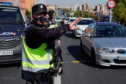 Control de la Polica Nacional en una de las salidas de la capital, tras la entrada en vigor del estado de alarma en Madrid y ocho municipios ms de la Comunidad.