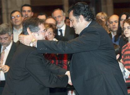 El secretario general de ERC y ex consejero de Gobernación del Ejecutivo de la Generalitat, Joan Puigcercós, saluda a su sucesor en el cargo, Jordi Ausàs.