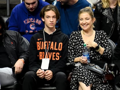 Kate Hudson y su hijo Ryder Robinson durante un partido de baloncesto en Los Ángeles.