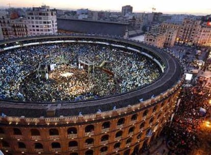 La plaza de Toros de Valencia, con un aforo de 15.000 personas (en tendidos y albero), abarrotada en el mitin de Rajoy.