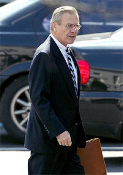 Rumsfeld abandona la Casa Blanca tras almorzar con Bush.