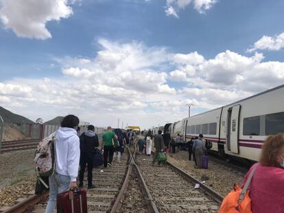 Fuentes de Fomento detallan que el lugar exacto de lo ocurrido es entre Carbajales y La Hiniesta y que el fallecido es un hombre de 89 años, natural de Palacios del Pan. El vehículo en el que viajaba circulaba sobre el paso elevado de la carretera, se ha montado sobre el guardarraíl y ha caído a la vía férrea, por causas que se desconocen.