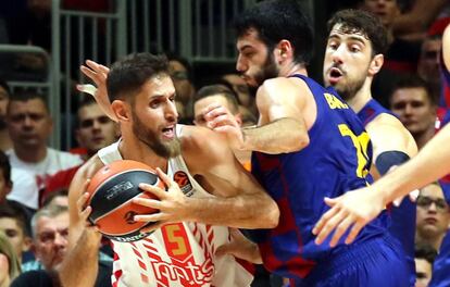 Abrines intenta frenar a Perperoglou.