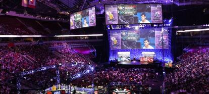 Miles de personas en un estadio siguen en directo una partida de e-Sports.