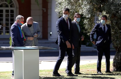 A la izquierda, el secretario general de UGT, Pepe Álvarez, habla con el de CC OO, Unai Sordo. A continuación, el presidente del Gobierno, Pedro Sánchez, con los líderes de CEOE, Antonio Garamendi, y Cepyme, Gerardo Cuerva.