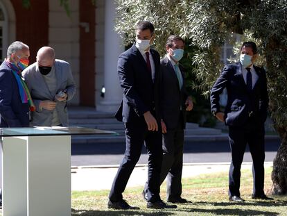 Spanish Prime Minister Pedro Sánchez (c) with union and business leaders on Friday.