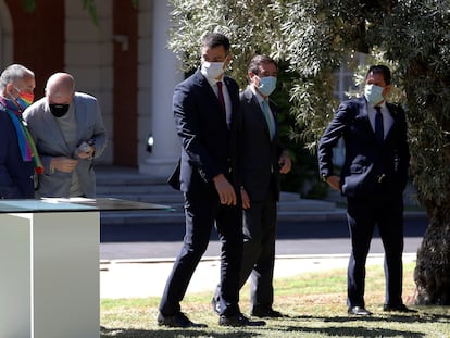 Desde la izquierda, el secretario general de UGT, Pepe Álvarez; el secretario general de CC OO, Unai Sordo; El presidente del Gobierno, Pedro Sánchez, el presidente de la CEOE, Antonio Garamendi; y el presidente de Cepyme, Gerardo Cuerva, dan un paseo por los jardines del palacio de La Moncloa.