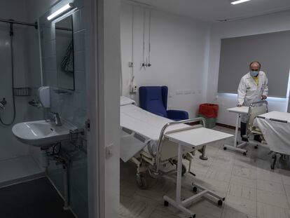 Preparación de una de las habitaciones para acoger pacientes de covid en la escuela de enfermería del antiguo hospital de La Fe de Valencia, en abril.
