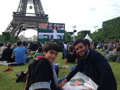 Alcaraz y Santos, frente a la Torre Eiffel en una imagen cedida por el preparador.