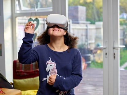 Una chica con síndrome de Down practica en un simulador con gafas de realidad virtual.