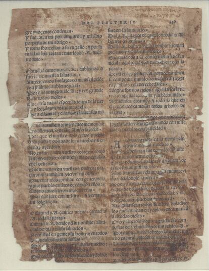 Fragmento de una hoja de la primera edición de la Biblia en lengua española, publicada por los sefardíes en Ferrara en 1553. Esta hoja fue usada como material de relleno en la encuadernación de un libro.