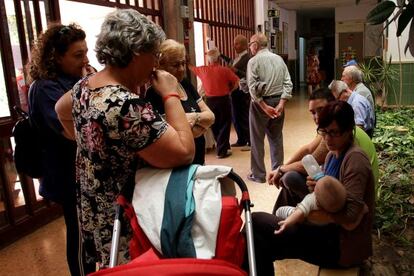 Amparo Esteve le da el biberón a su bebé en el instituto de Villar del Arzobispo.