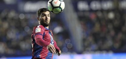 Jason intenta controlar el balón en un partido previo del Levante.