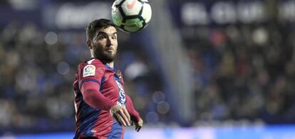 Jason intenta controlar el bal&oacute;n en un partido previo del Levante.