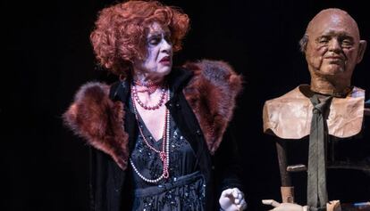 Vicky Peña con una de las marionetas en 'La visita de la vella dama'