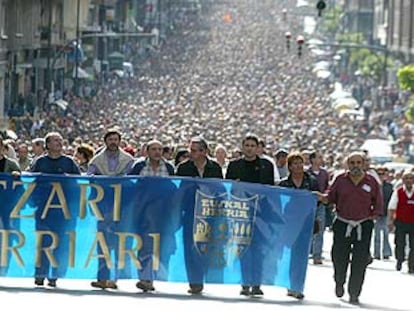 Un aspecto de la manifestación de ayer en Bilbao, con Arnaldo Otegi entre los portadores de la pancarta.